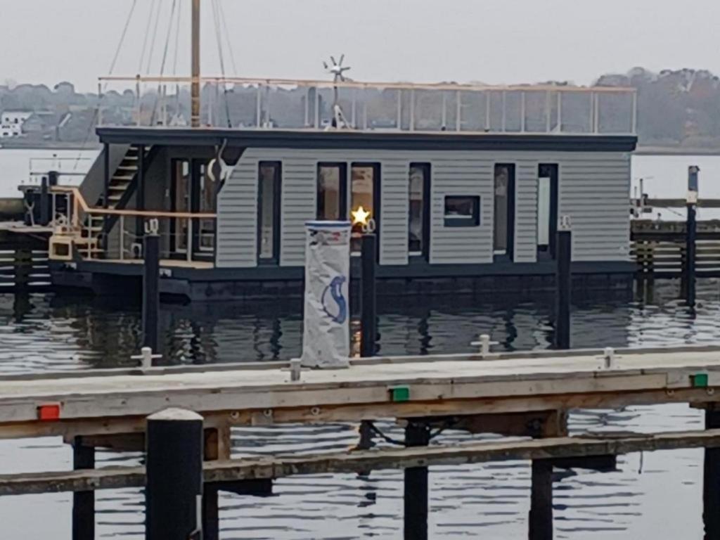 Hausboot Gluecksmomente Mit Dachterrasse In Schleswig Am Ostseefjord Schlei エクステリア 写真