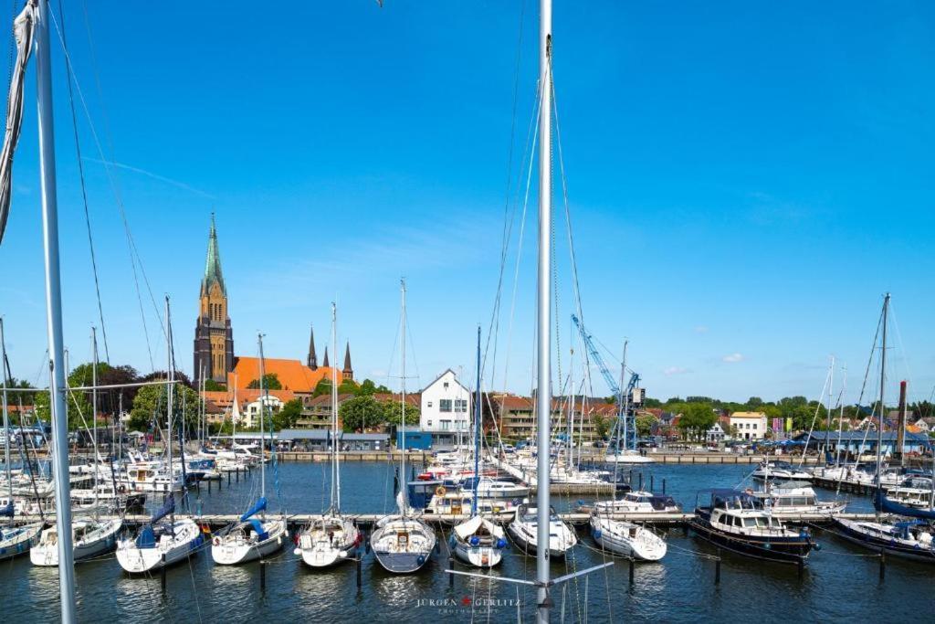 Hausboot Gluecksmomente Mit Dachterrasse In Schleswig Am Ostseefjord Schlei エクステリア 写真