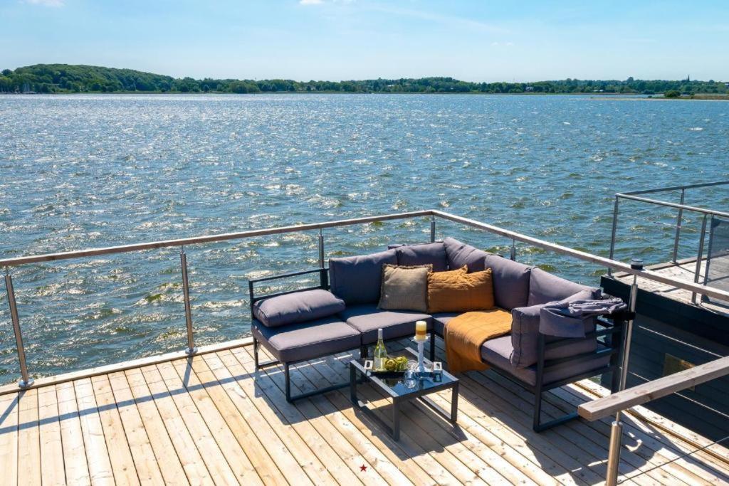 Hausboot Gluecksmomente Mit Dachterrasse In Schleswig Am Ostseefjord Schlei エクステリア 写真