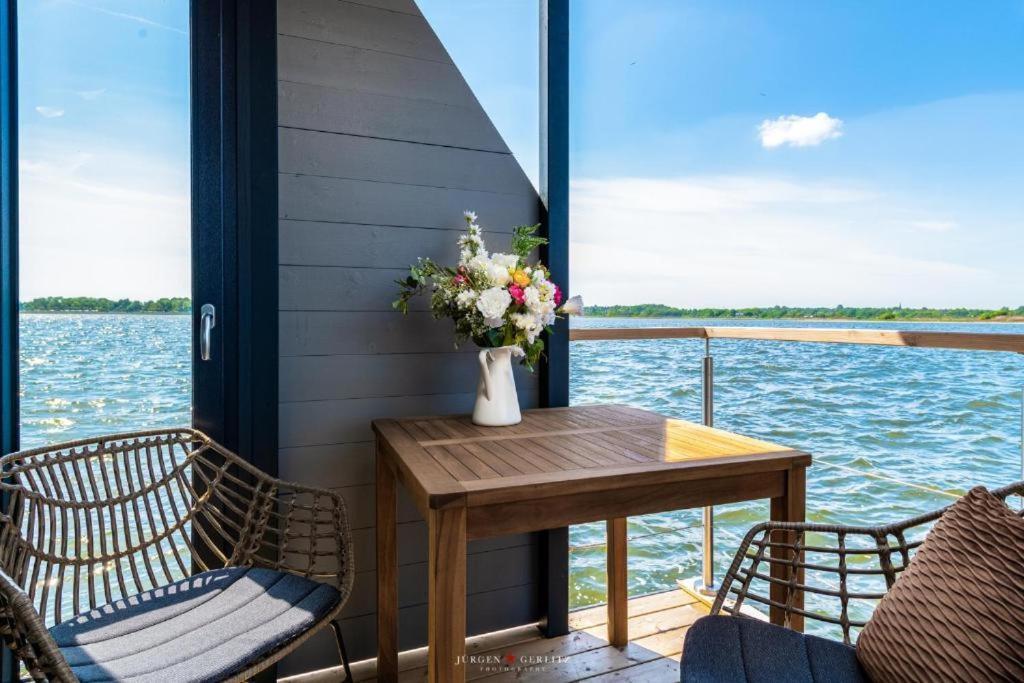 Hausboot Gluecksmomente Mit Dachterrasse In Schleswig Am Ostseefjord Schlei エクステリア 写真